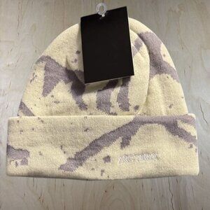 Arc'teryx Cream and Gray Patterned Beanie